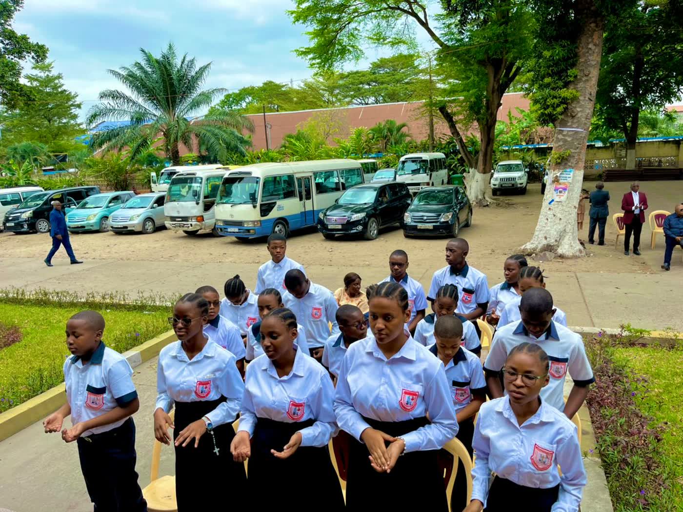 Élèves représentants l'école à la Cathédrale